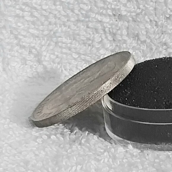 Circulated 1965 British Winston Churchhill Elizabeth II Coin!! - Picture 3 of 3